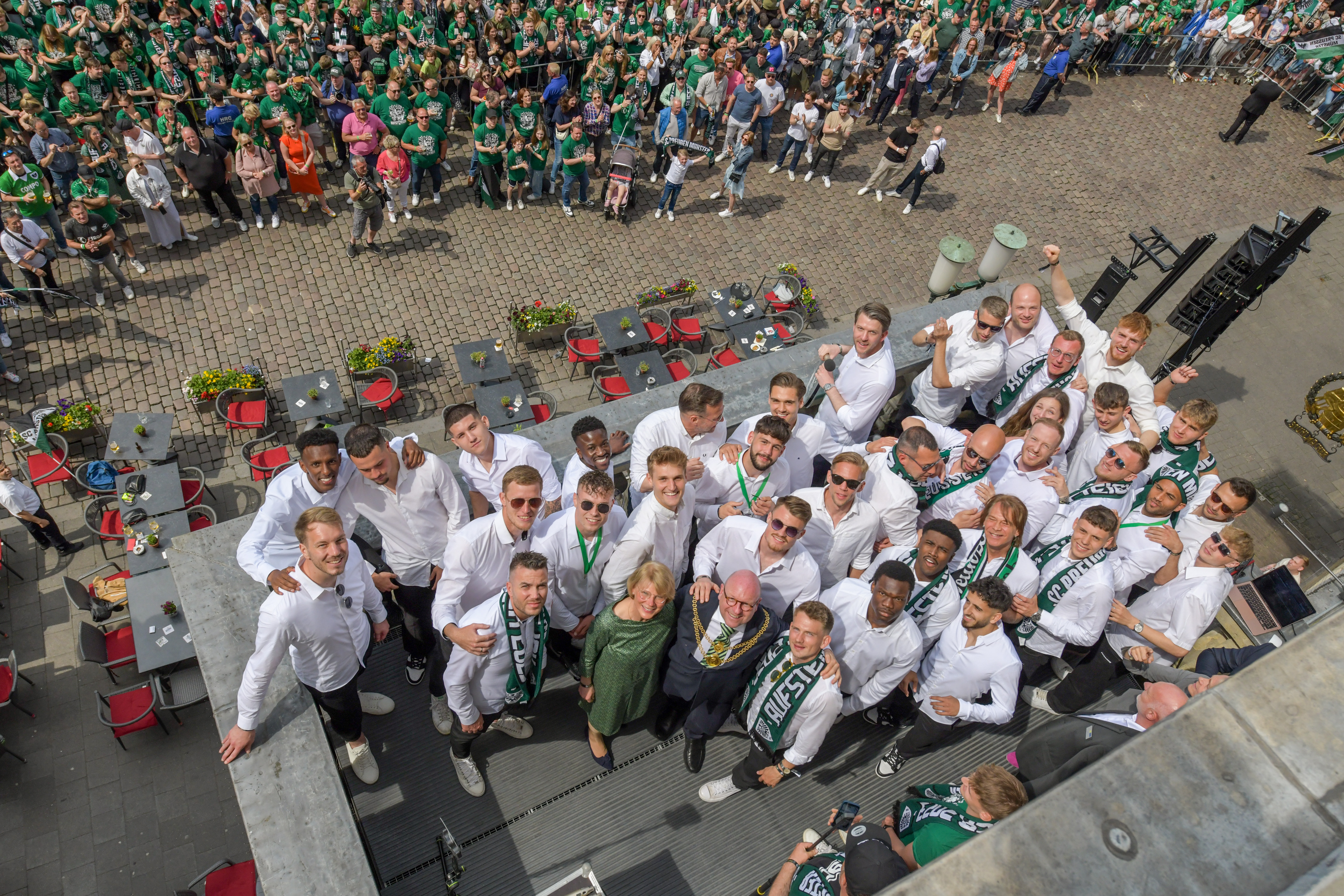 Oberbürgermeister Markus Lewe mit dem Team des SC Preußen auf dem Balkon des Stadtweinhauses