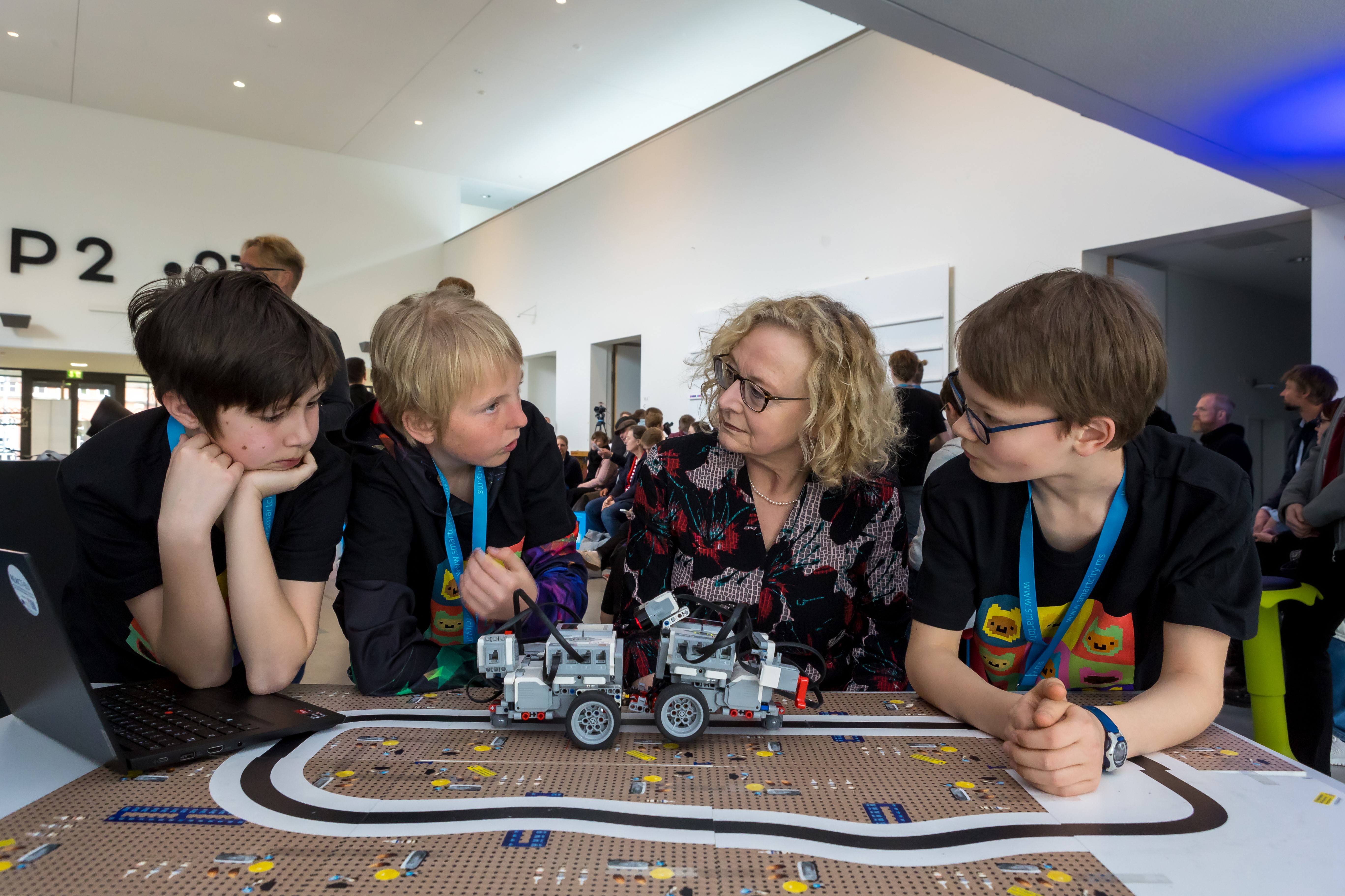 Bürgermeisterin Maria Winkler (2.v.r.) lässt sich die Idee eines autonom fahrenden Bus-Systems für Münsters Innenstadt erklären.