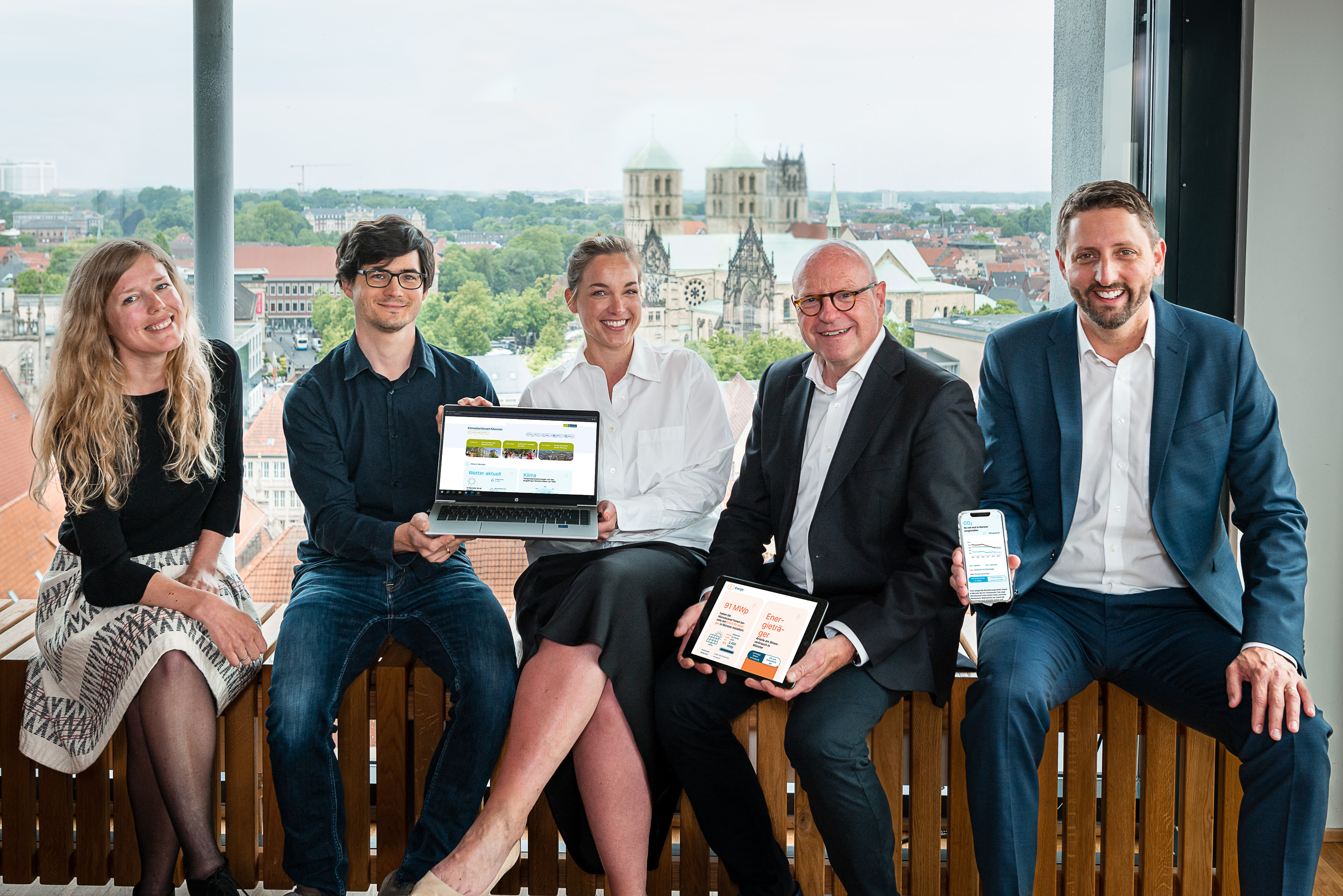 Freuen sich über den Start des Klima-Dashboards: Pia Niehues (Stabsstelle Klima, v.l.), Thomas Terstiege (Stabsstelle Smart City), Dr. Caroline Schwintek (Dezernentin des Büros des Oberbürgermeisters), Oberbürgermeister Markus Lewe und Stadtbaurat Robin Denstorff.