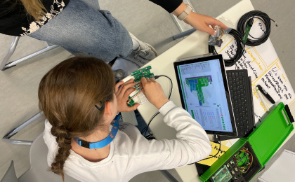 Mädchen installiert Sensor