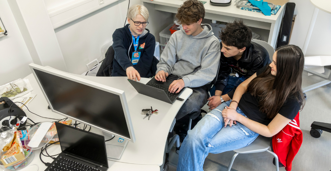 Jugendliche sitzen am Computer beim Jugendhackathon