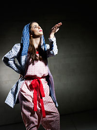 Model, rote Schleife