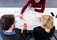 Planung im Kulturbüro (Foto: Münsterland e.V. / Fabian Riediger) Drei Personen bei der Arbeit im Büro