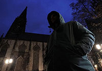 Crimeboy Vermummte Gestalt im Dunkeln vor der Lambertikirche