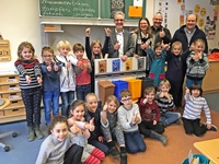 "Daumen hoch" für konsequente Abfalltrennung Foto der Kinder in der Aegidii-Ludgeri-Grundschule