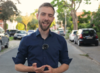 Energie- und Umweltingenieur Klaus vom YouTube-Kanal "Joul". Ausschnitt aus dem Kurzfilm zum Solar- und Gründachkataster. Energie- und Umweltingenieur Klaus vom YouTube-Kanal "Joul" lächelt in die Kamera.