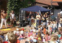 Gäste des Familien-Umweltfests (Foto: Wolfram Goldbeck) Gäste des Familien-Umweltfests (Foto: Wolfram Goldbeck)
