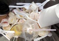 Foto: Dennis - Pixabay.com Ein Haufen aus Verpackungsmüll und Einwegbechern