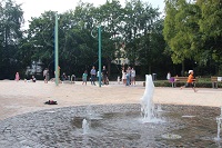 Wasserlandschaft mit Fontänen, Pumpen, Schiebewehren und Quellsteinen im sanierten Teil des Südparks. Wasserlandschaft mit Fontänen, Pumpen, Schiebewehren und Quellsteinen im sanierten Teil des Südparks.