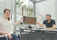 Isabel Scherer und Georg Reinhardt von der Koordinierungsstelle Klima und Energie der Stadt Münster zeigen das Kataster auf einem Computermonitor.
Foto: Stadt Münster Isabel Scherer und Georg Reinhardt von der Koordinierungsstelle Klima und Energie der Stadt Münster zeigen das Kataster auf einem Computermonitor.
Foto: Stadt Münster