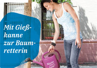 Plakatmotiv "Münster schenkt aus" Frau mit Gießkanne gießt einen Baum