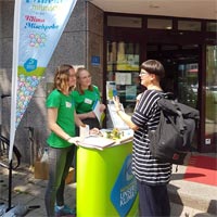 Infoaktion auf dem Mittsommer an der Hammer Straße Zwei Klimaberaterinnen während einer Beratung am Infostand