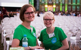Helferinnen der KlimaMischpoke. Helferinnen der KlimaMischpoke am Infostand beim Sommernachtskino.