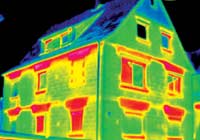 Schwachstellen von Dämmungen können mit Thermografie-Aufnahmen aufgedeckt werden. Thermografie-Aufnahme eines Hauses