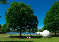 Foto: Presseamt Münster / Münsterview Blick auf den Aasee mit Aaseekugeln im Vordergrund