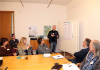 Projektwerkstatt "Münster Klimaschutz 2050" Sitzende Menschen an einem Tisch im Rahmen einer Beratung
