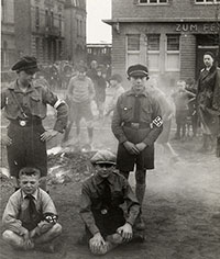 Seit 2013 erinnert eine Gedenktafel an die Verfolgung von Gewerkschaftsmitgliedern in Münster, Dammstraße. (Foto: Fritz von Poblotzki) Verbrennung von Gewerkschaftsschriften, 1933.