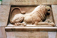 Löwenfigur auf der Vorderseite des Dreizehner-Denkmals, darunter eine Inschrift von 1930 (Foto: Fritz von Poblotzki) Löwenfigur auf der Vorderseite des Dreizehner-Denkmals