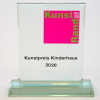 Kunstpreis Kinderhaus 2020 Objekt aus zwei transparenten Platten mit dem Signet 'Kunst am Rand' und dem Schriftzug 'Kunstpreis Kinderhaus 2020'
