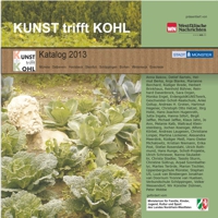 Katalog 2013 Katalog 2013: Skulptur (Steinkopf) in einem Kohlbeet, danaben die Namensliste