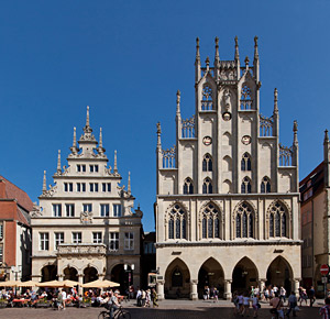 Rathaus mit Friedenssaal aus der Mitte des 14. Jahrhunderts Rathaus mit Friedenssaal aus der Mitte des 14. Jahrhunderts
