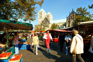 Der Wochenmarkt auf dem Domplatz Der Wochenmarkt auf dem Domplatz