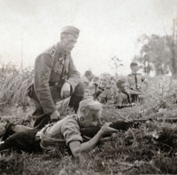 Schießübungen von Schülern der Adolf-Hitler-Schule "Thüringen" während ihrer Russlandfahrt, vom 26. Juni bis 5. August 1942. Foto: NS-DOK Historisches Foto