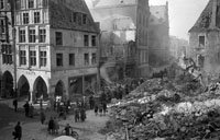 Am Prinzipalmarkt hatte der Angriff vom 10. Oktober 1943 erste deutliche Lücken in die Giebelreihe gerissen Am Prinzipalmarkt hatte der Angriff vom 10. Oktober 1943 erste deutliche Lücken in die Giebelreihe gerissen