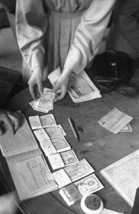 Der Wechsel vom alten zum neuen Geld ging 1948 schnell voran. Foto: Peter Kleu / Fotoarchiv Ruhr Museum Umtausch des Geldes 1948