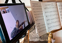 Ausrüstung für den Online-Unterricht Notenständer mir Noten und Tablet