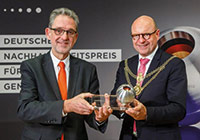 Umweltdezernent Matthias Peck und Oberbürgermeister Markus Lewe mit dem Nachhaltigkeitspreis 2019 Matthias Peck und Markus Lewe halten die silberne Preiskugel in den Händen.