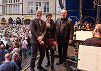 Prof. Stephan Froleyks, Friedrun Vollmer und Golo Berg auf der Bühne am Prinzipalmarkt Foto
