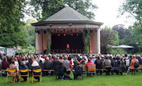 Der Pavillon wird zur Bühne für das Kabarett im Schlossgarten. Foto