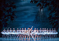 Ballett Schwanensee, Foto: Dietmar Scherf Balletttänzerinnen auf einer großen Bühne