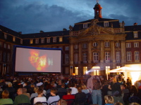 Sommernachtskino vor dem Schloss Foto
