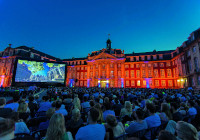 Sommernachtskino vor dem Schloss Foto