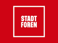 Weißer Schriftzug 'Stadtforen' auf rotem Hintergrund