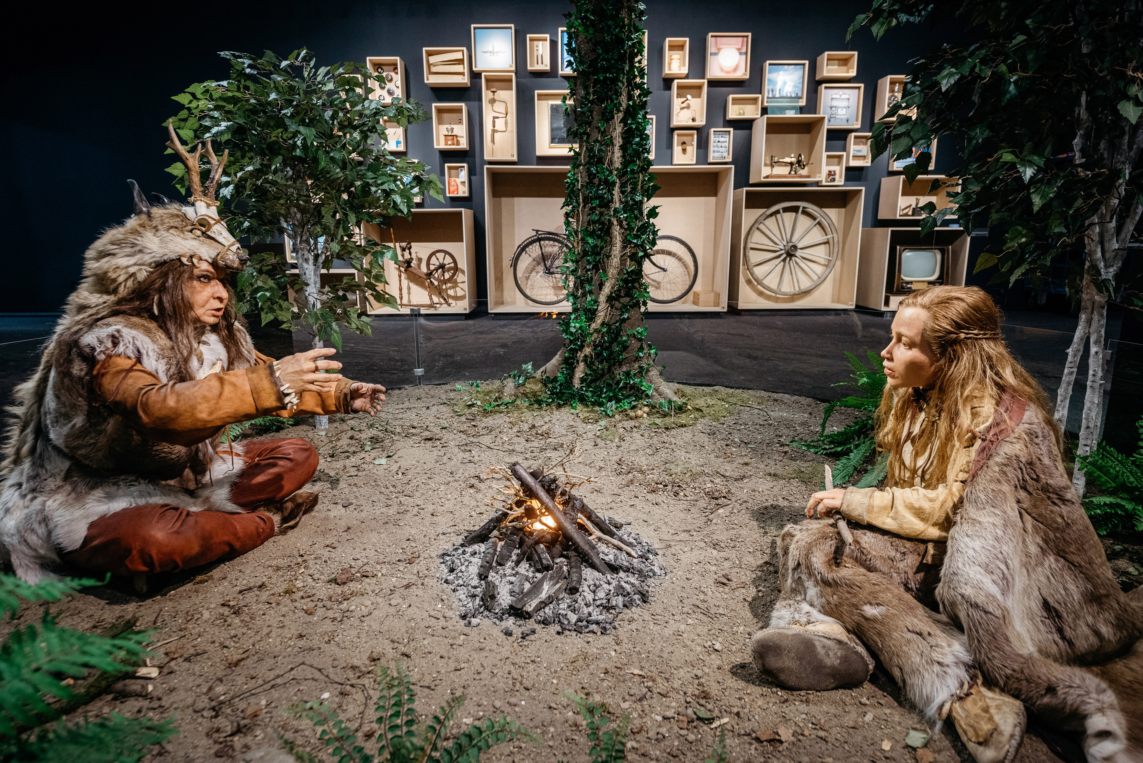 Schamanin beim Geschichtenerzählen, Foto: LWL/Steinweg Foto