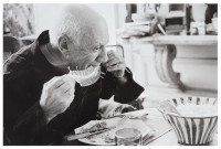 Pablo Picasso isst einen Fisch, 1957 (c) David Douglas Duncan, Harry Ransom Center, VG Bild-Kunst, Bonn 2020 Foto von Picasso