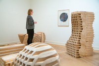 Besucherin in der Ausstellung, Foto: Micha Richter Besucherin in der Ausstellung, Foto: Micha Richter