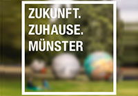 Signet zum Heimatpreis der Stadt Münster Unscharfes Foto des Aasees, davor ein weißer Kasten mit dem Schriftzug 'Zukunft. Zuhaus. Münster'