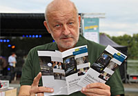 Leonard Lansink alias Georg Wilsberg blättert im Krimiführer. Foto
