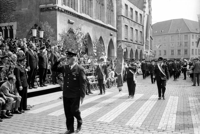Festzug zum Abschluss des Deutschen Feuerwehrtags am 21. Juni 1970. Foto
