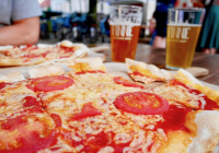 Pizza und zwei Bier Foto