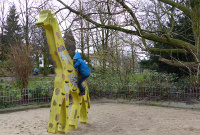 Kind auf einem Spielplatz Kind auf einem Spielplatz