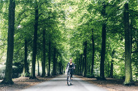 Fahrradfahrerin auf der Promenade Promenade