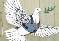 Illustration: Banksy (zugeschrieben), „Friedenstaube in Bethlehem“, 2007, Foto: Klaus Steinbüchl Illustration: Friedenstaube mit schusssicherer Weste im Fadenkreuz