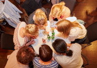 Spielerinnen und Spieler beim Kneipenquiz Foto