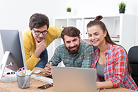 Lernen am Laptop Menschen hinter einem Laptop