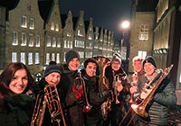 Das Blechbläserensemble der Westfälischen Schule für Musik 'Brassissimo' auf dem Sentenzbogen (Foto: Nicola van Husen) Das Blechbläserensemble der Westfälischen Schule für Musik